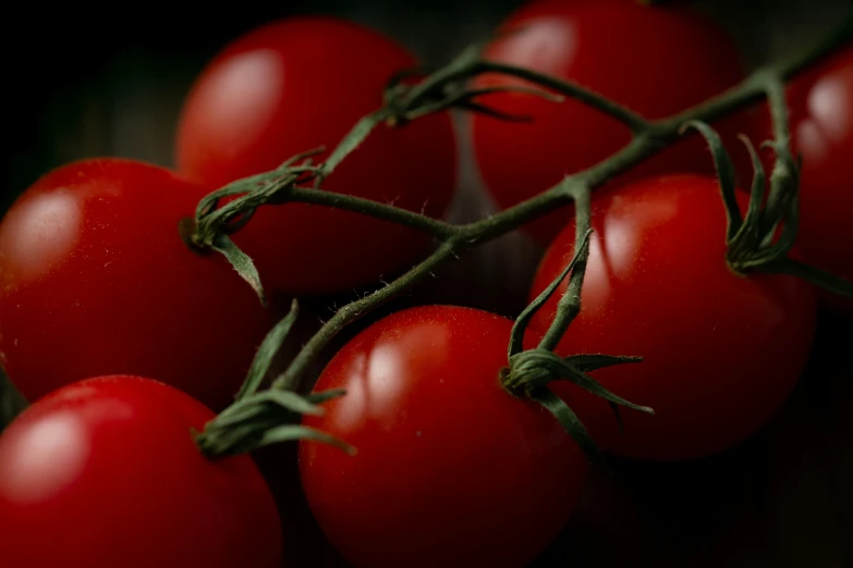 red tomatoes that are sitting on top of a table