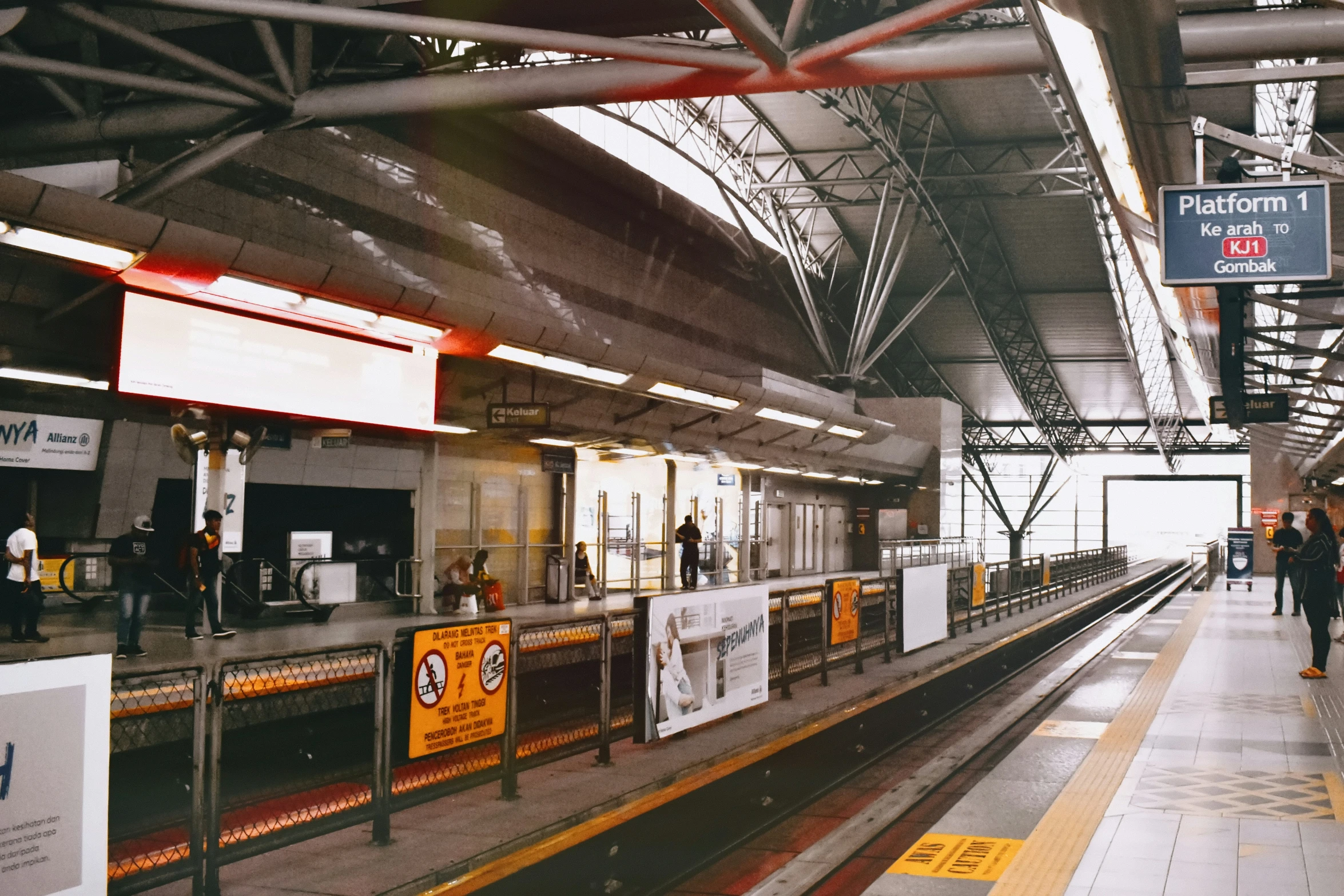 a train that is pulling up to the station