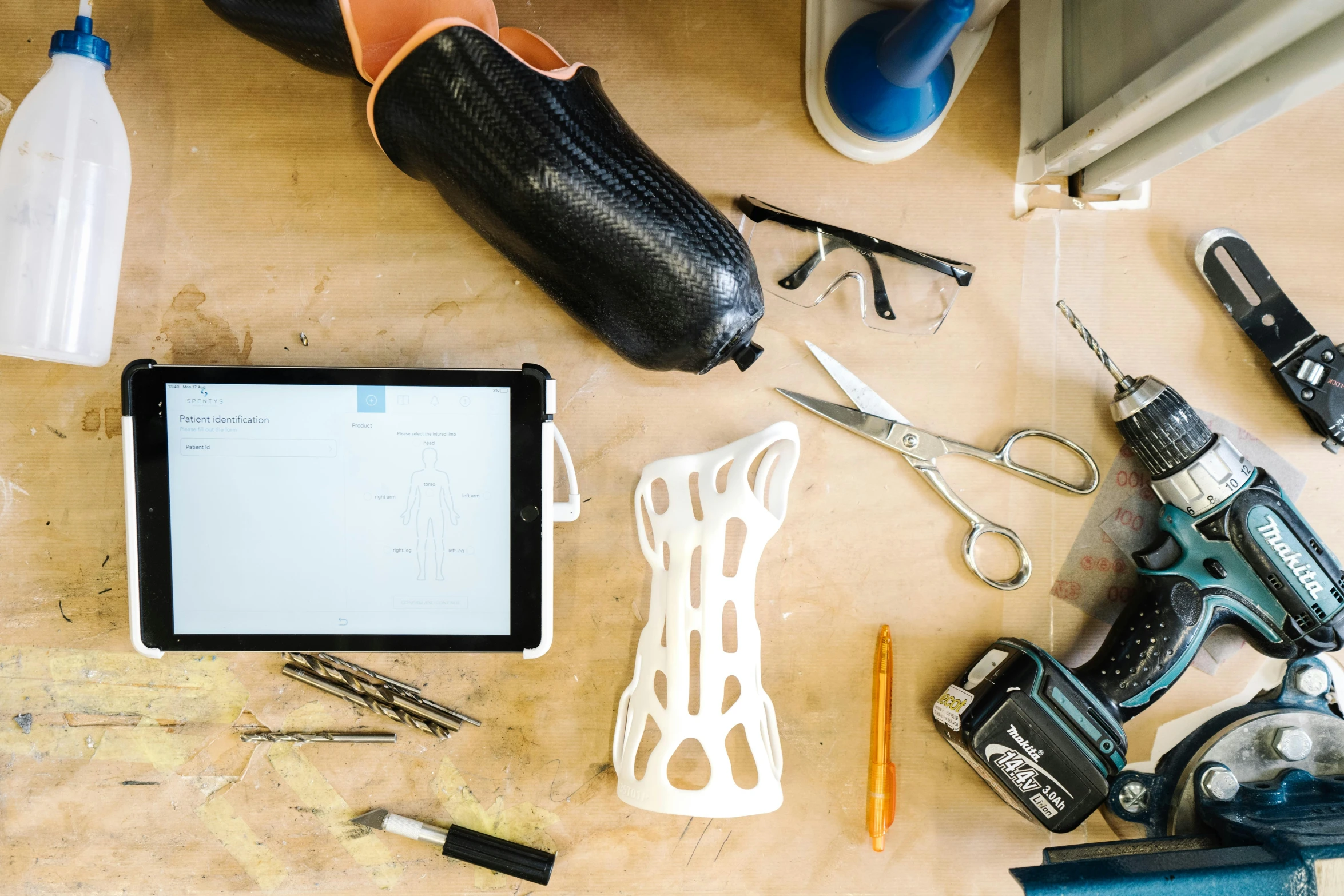 many tools are lying on the surface of a wood