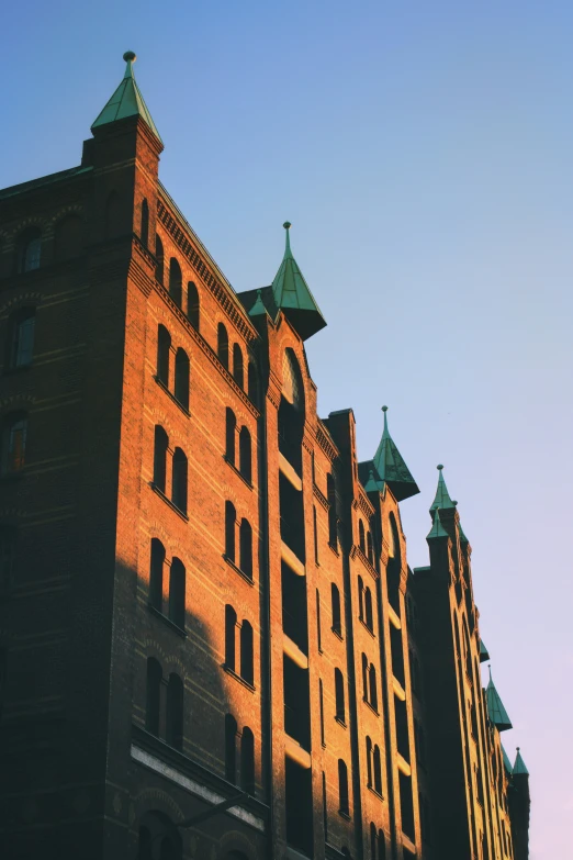 a po of a very tall building with some nice green roof