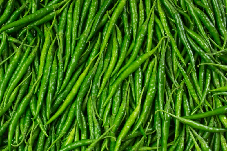 several green beans are piled up in a pile