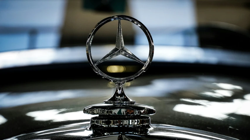 the emblem on the front of a mercedes car