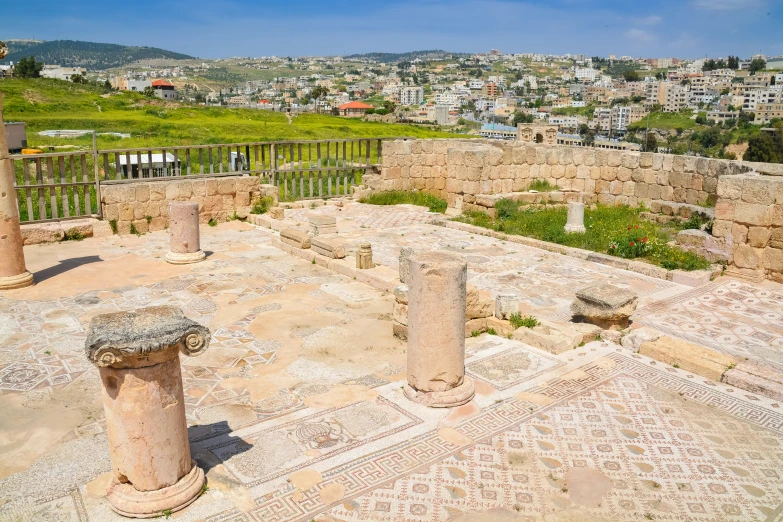 an outdoor area with many columns and walls