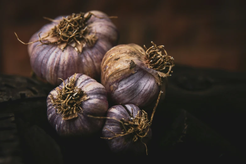 some garlic are sitting on top of a table