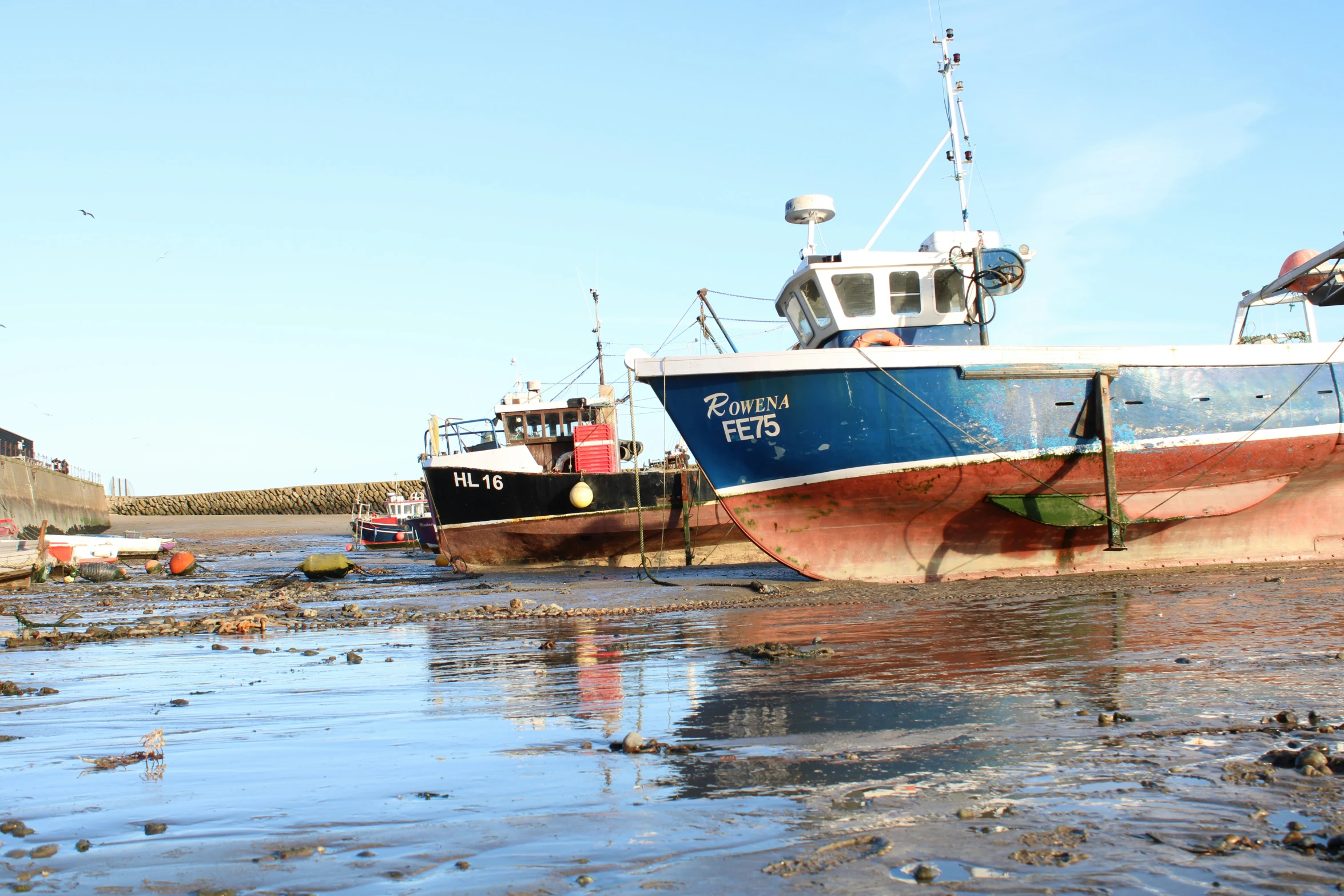 two boats that are sitting in the water