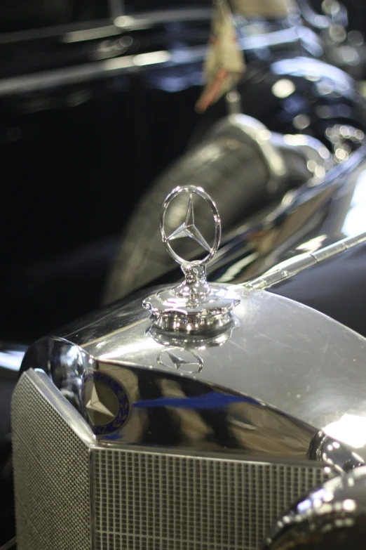 the emblem on an old mercedes car