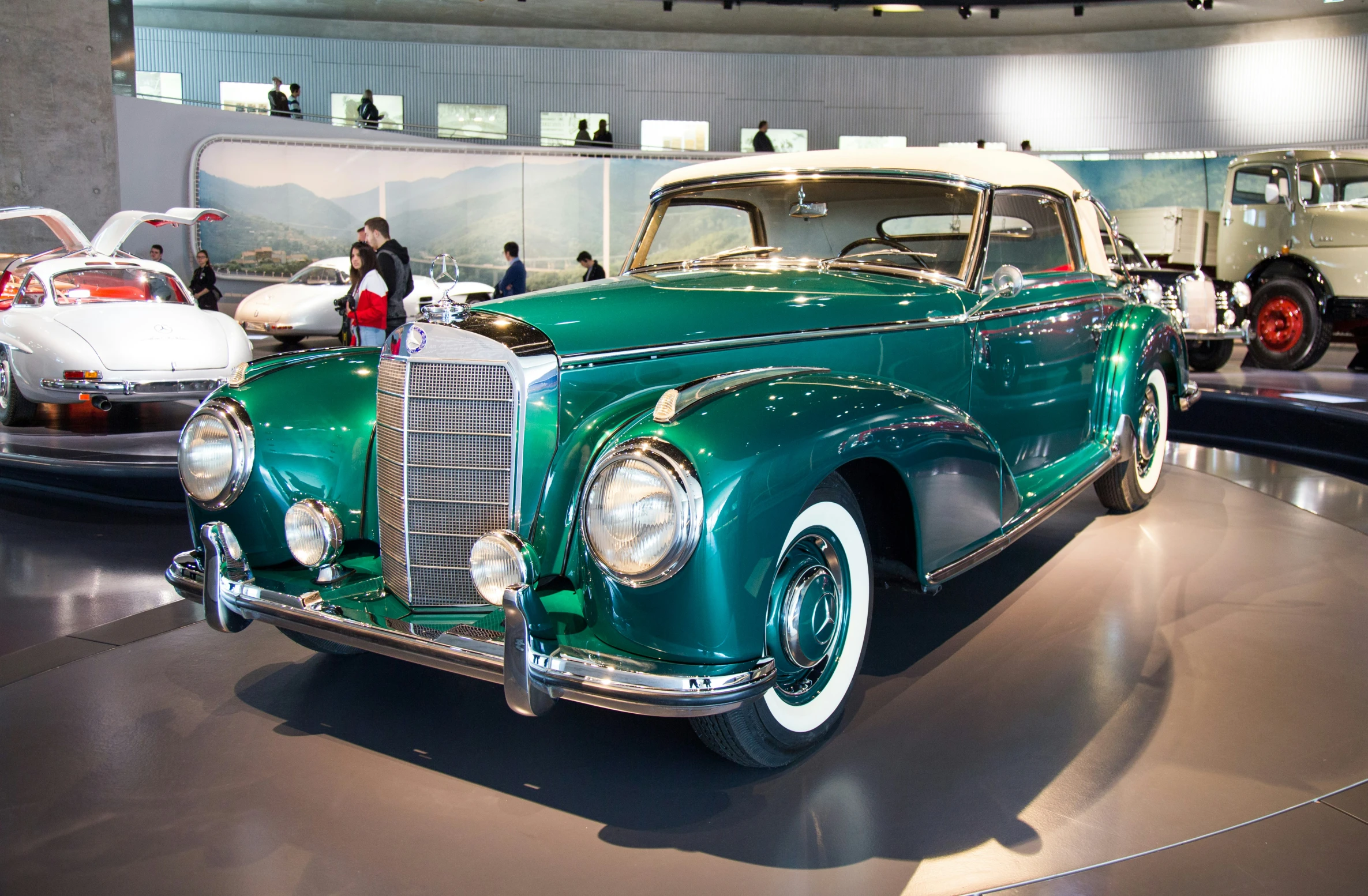 there are two classic cars on display in the show room