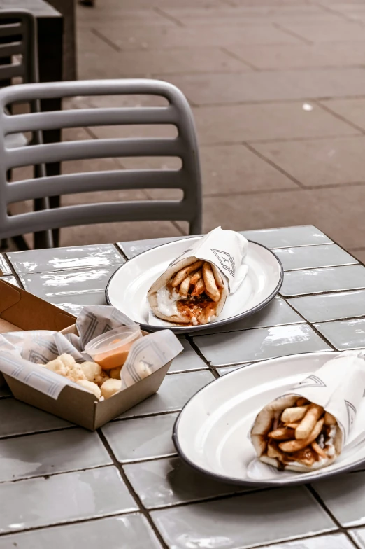 a table with some food on it that looks like they are about to go into a restaurant