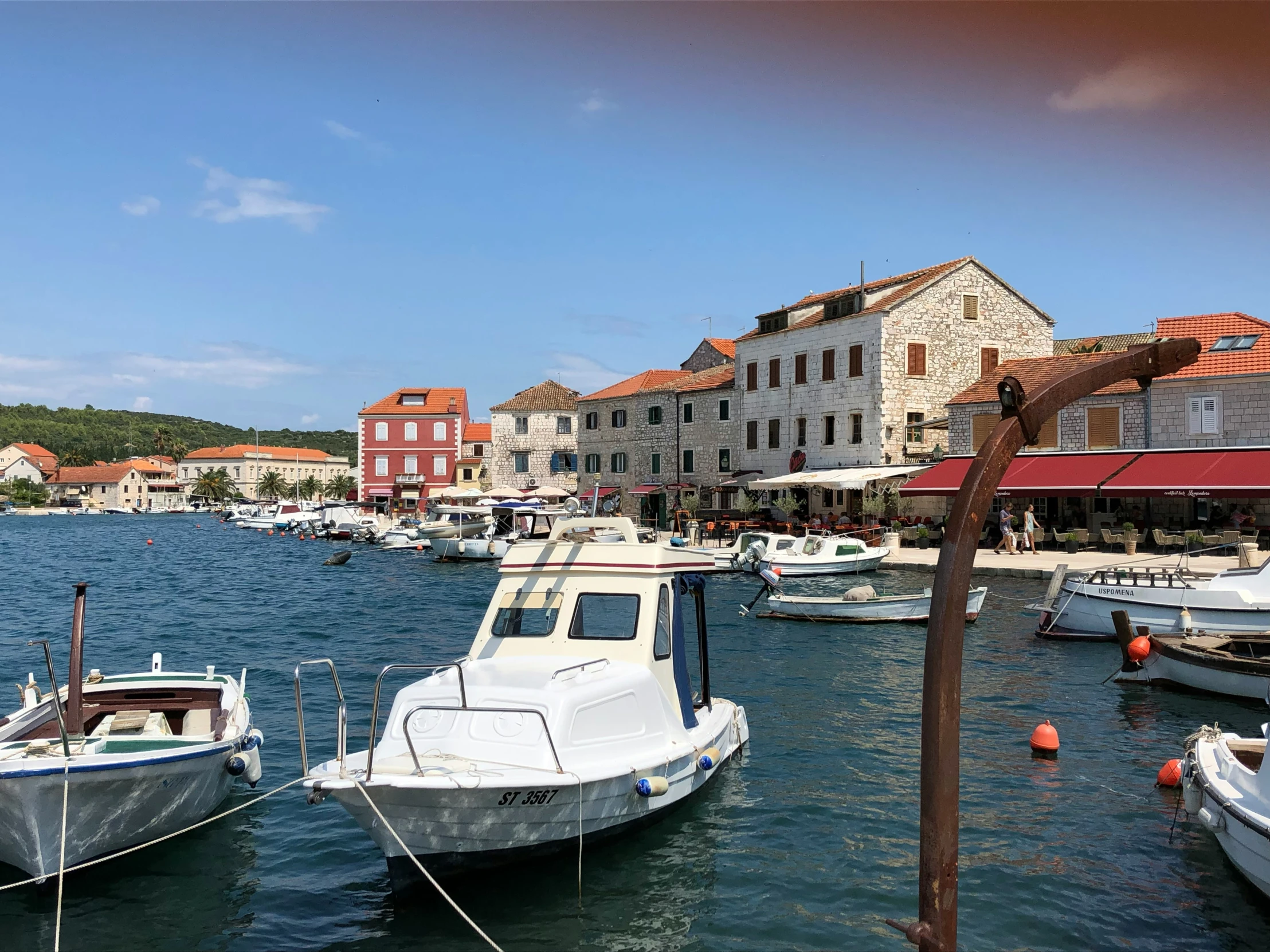 there are several boats that can be seen docked