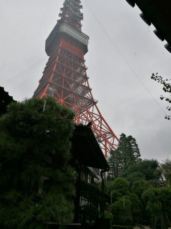 a picture of the eiffel tower that appears to be under construction