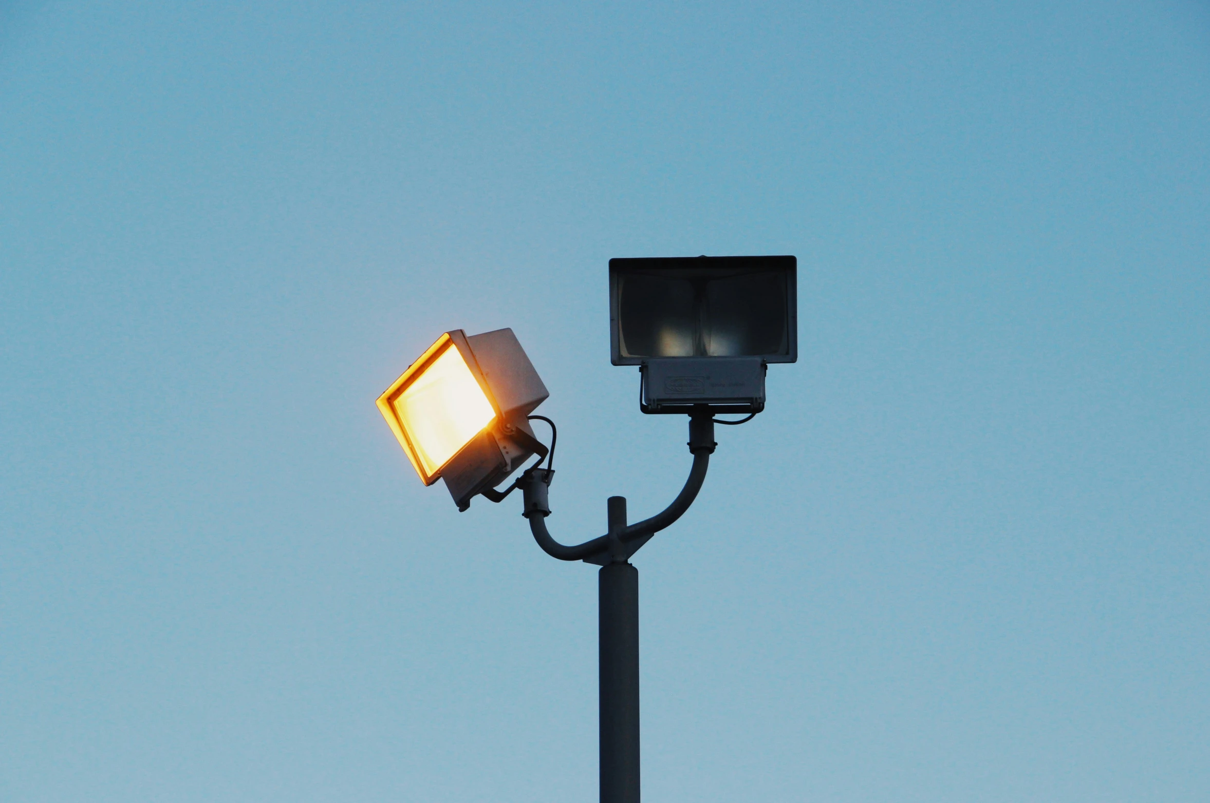 a light that is on the side of a pole