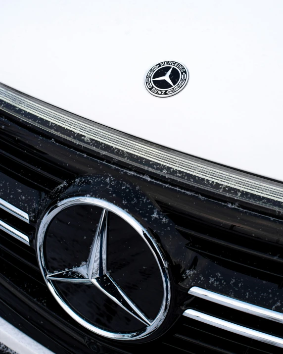 the hood and grill of a mercedes benz logo