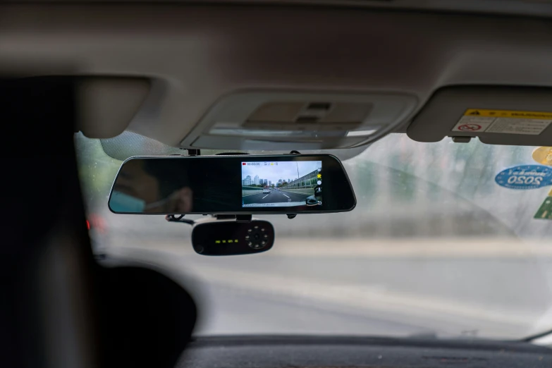 the dash camera is connected to an over sized rear view mirror