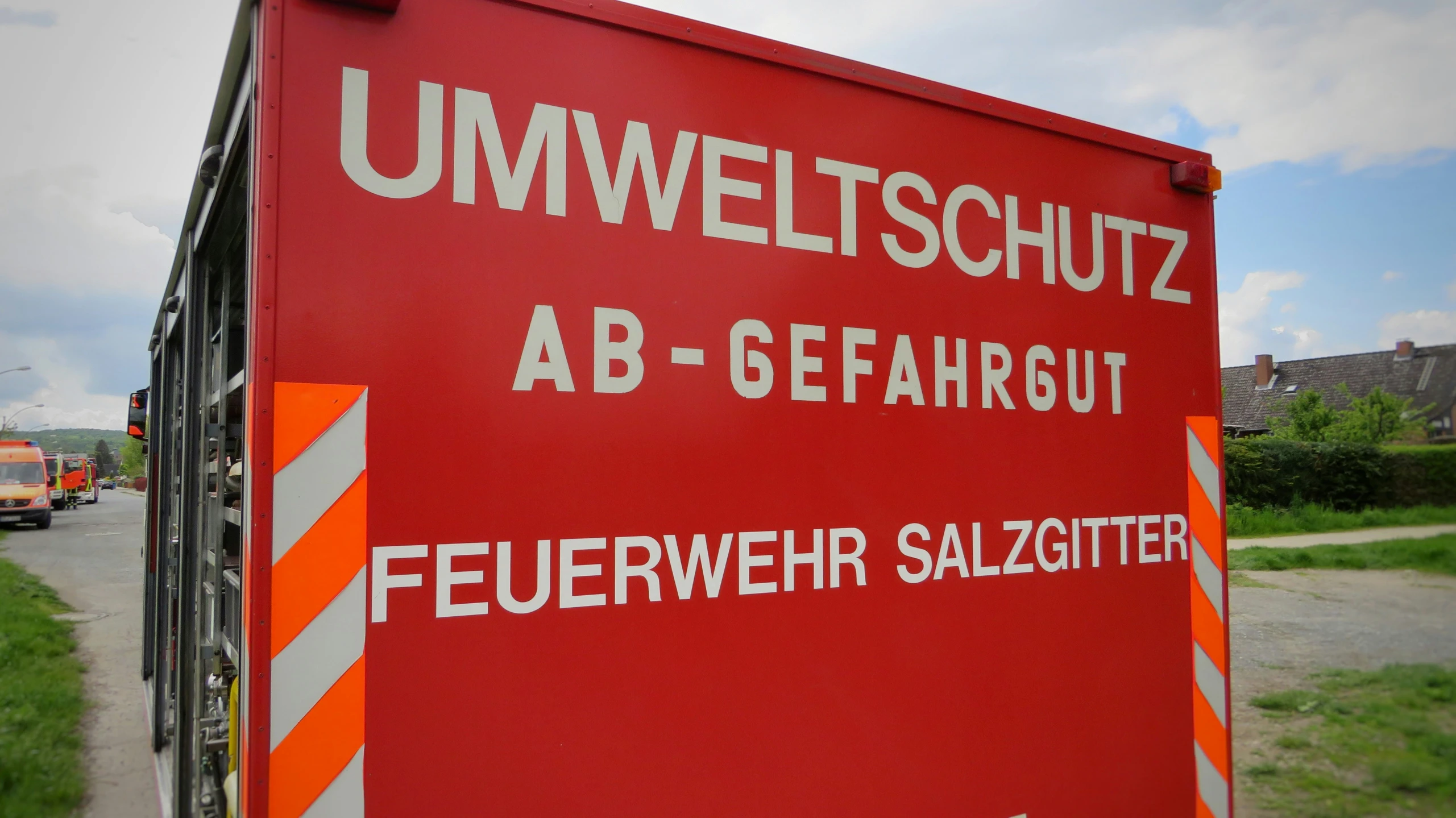 a truck with the word unwelttschutz ab geafr hut on it's back and a fire exting device visible in the background