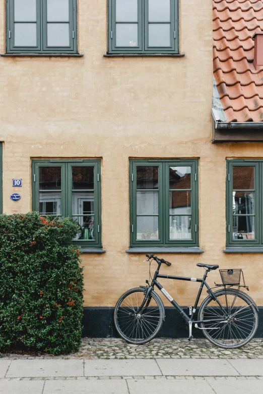 two bikes leaning against the side of a building