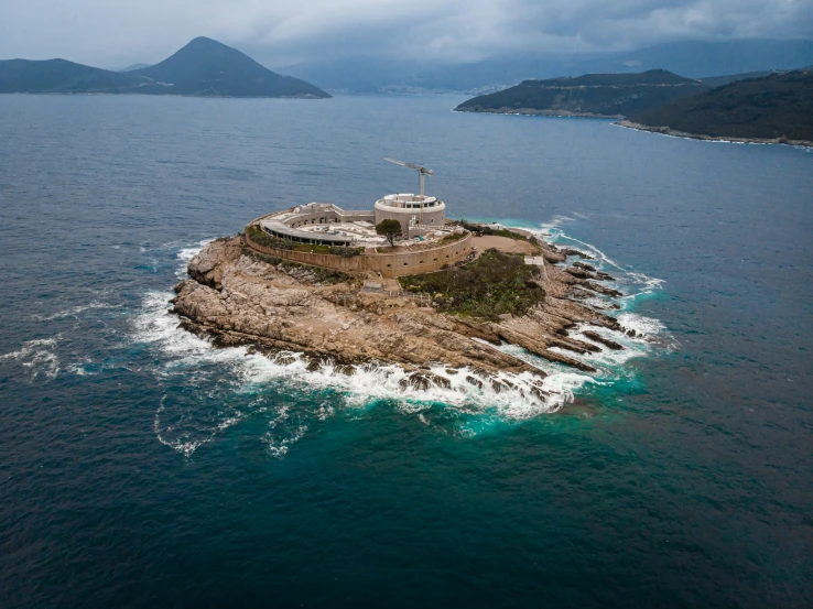 an island sits in the middle of the water