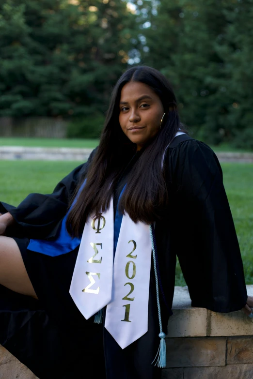 the young woman is posing for a graduation po