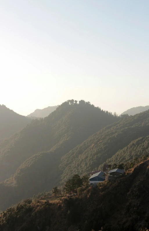 the mountains are near the houses on a hill