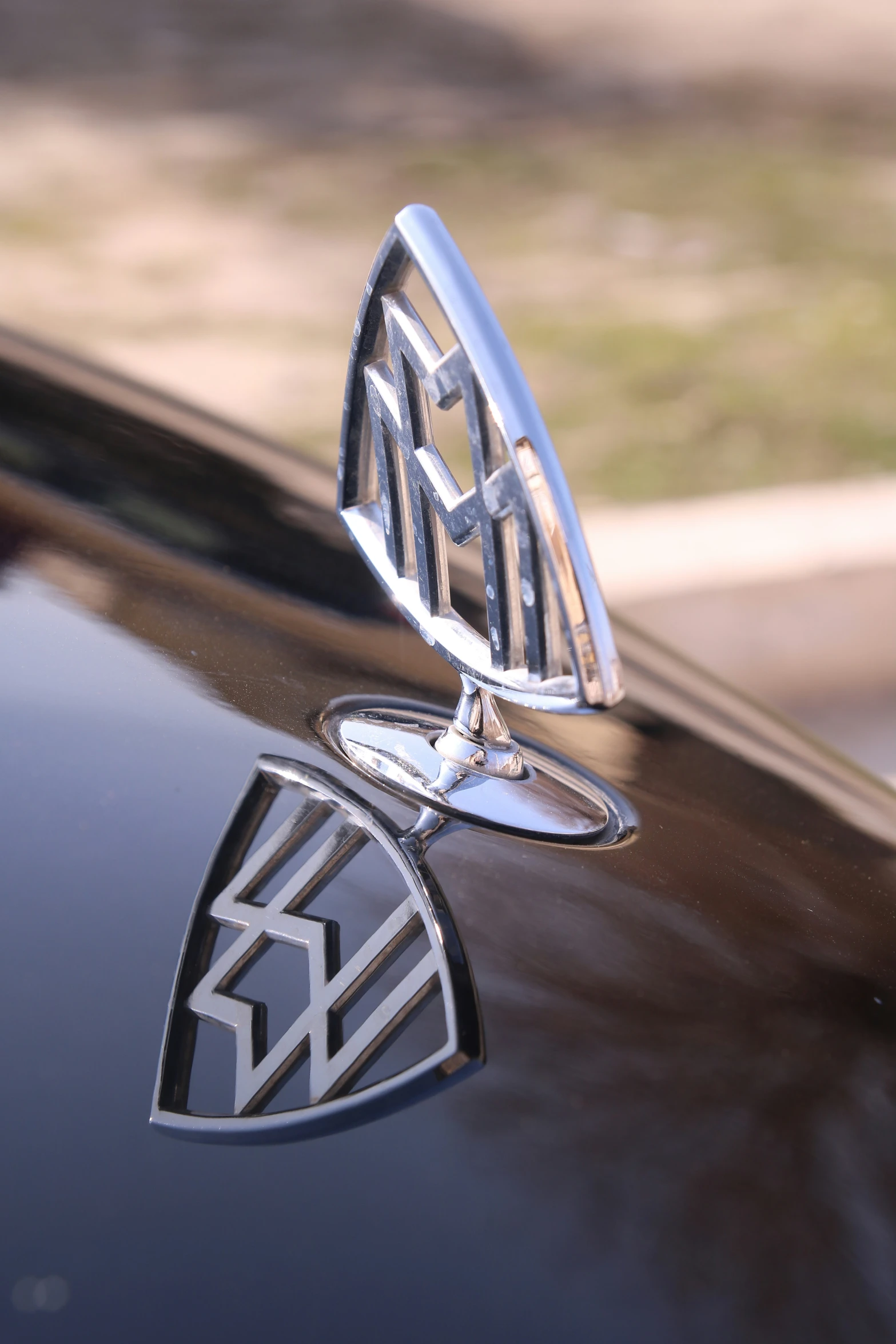 the badge of an antique car with a geometric symbol