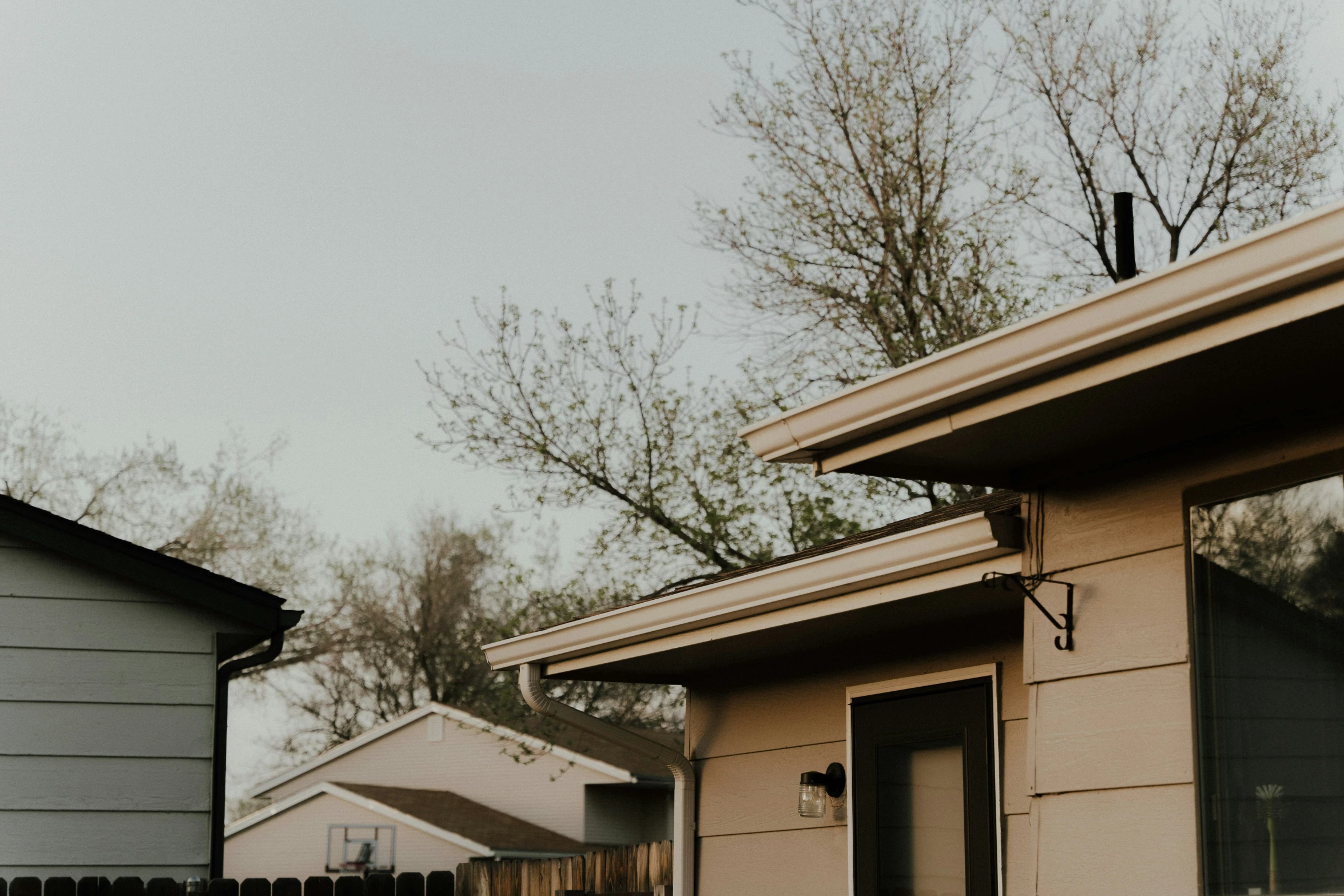 the back of a house has no roof or trim