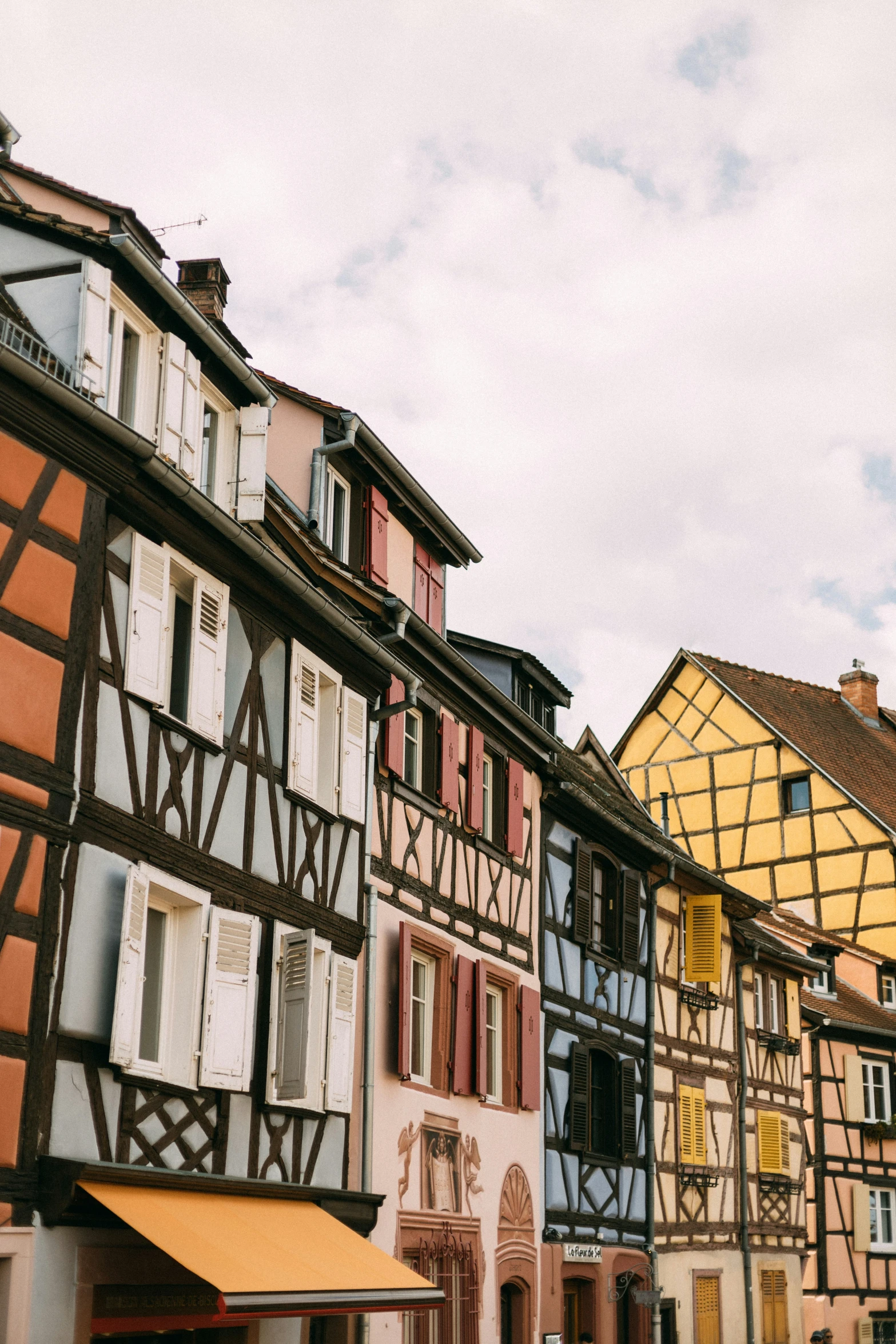 a row of old style buildings are next to each other