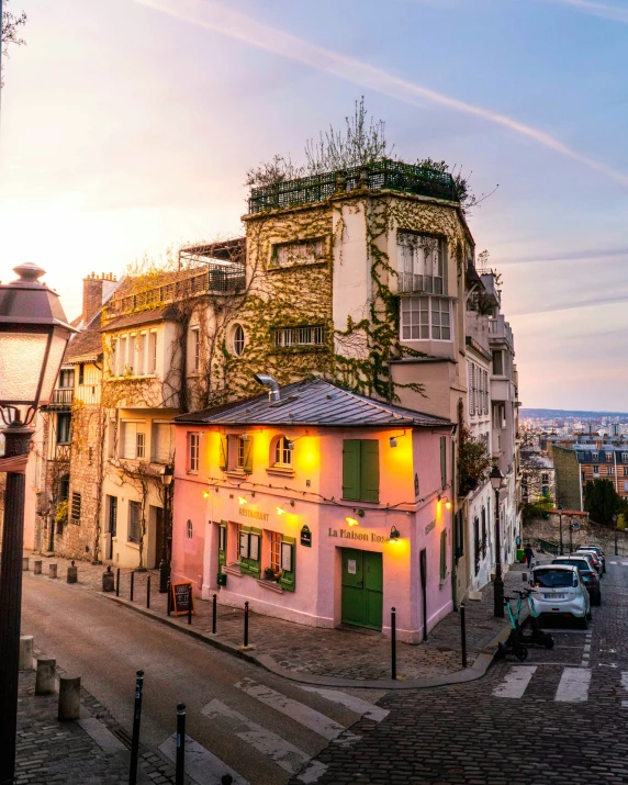 an old building with some ivy growing on top