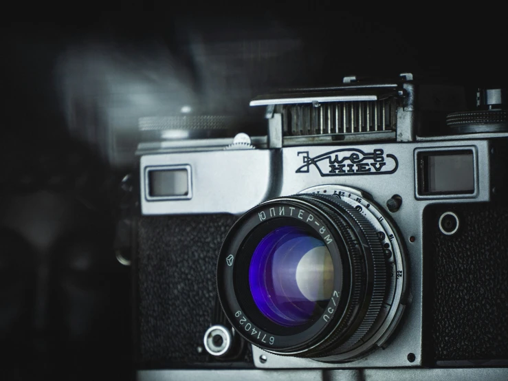 an old fashioned camera sitting in the dark