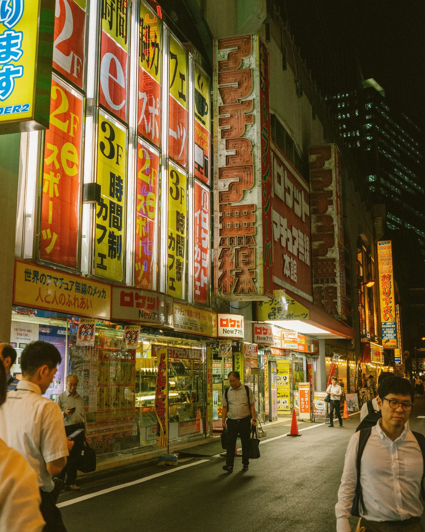 this is a very busy city street at night