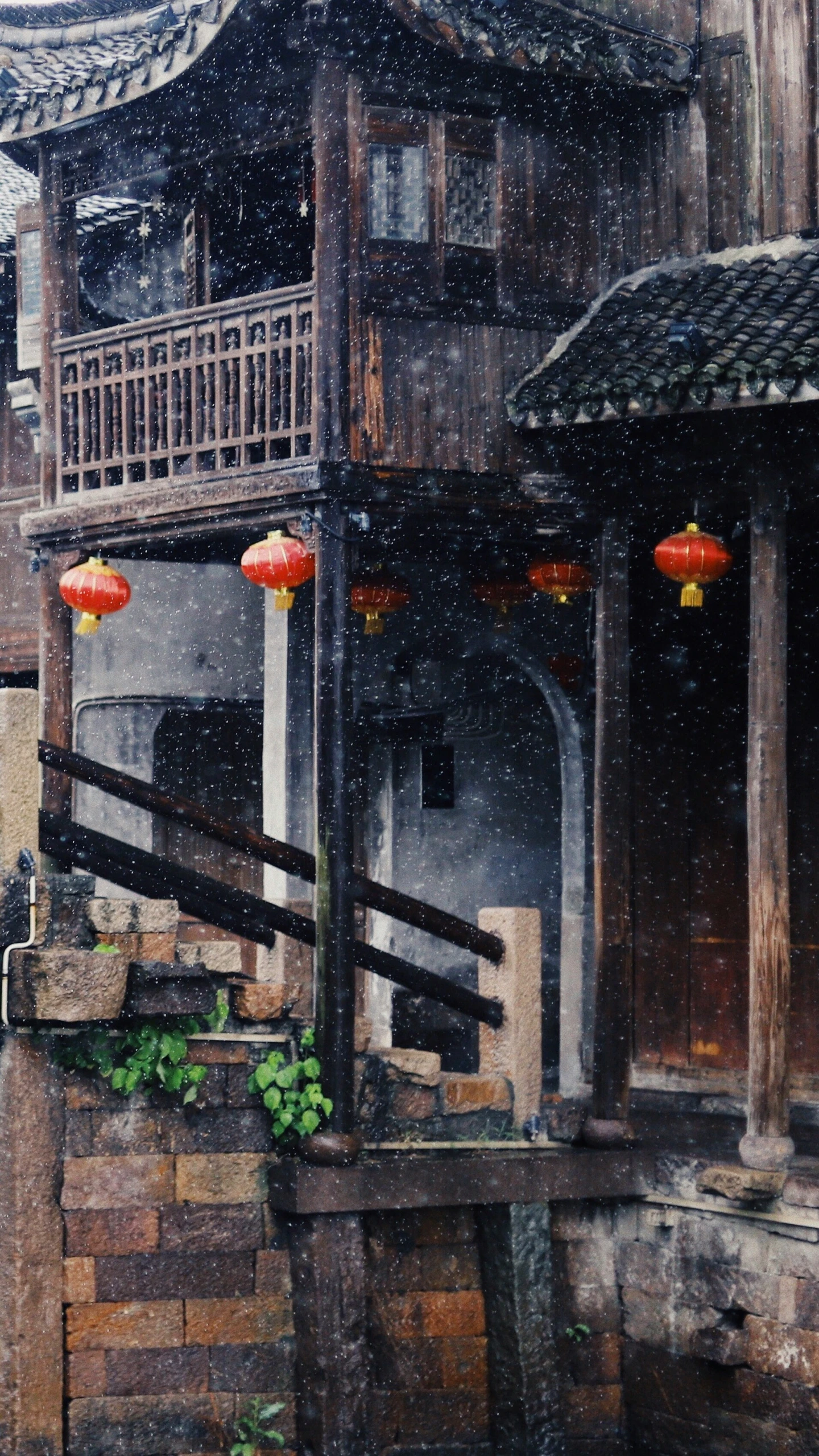 a house with oriental decorations that are on the outside