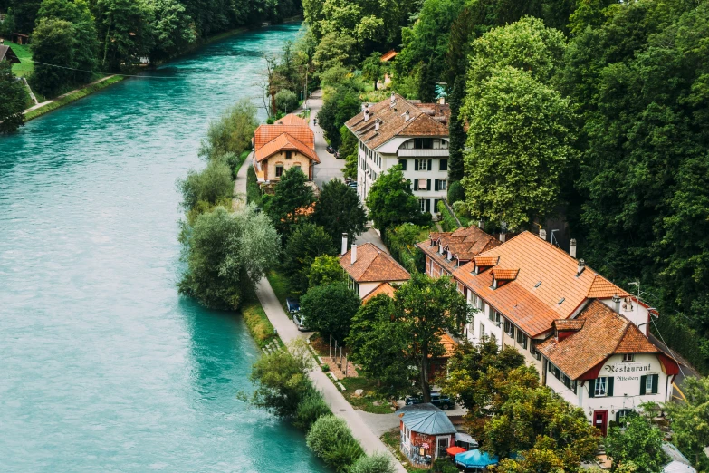 a river that is running through some buildings