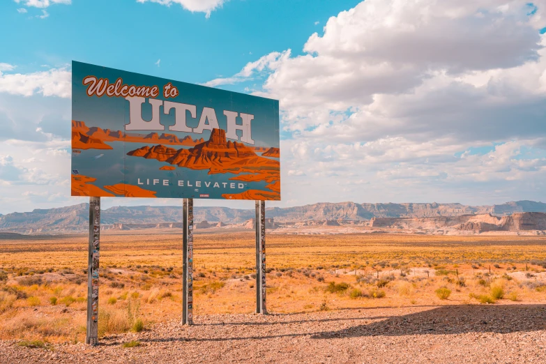 the welcome to utah sign sits in an empty area