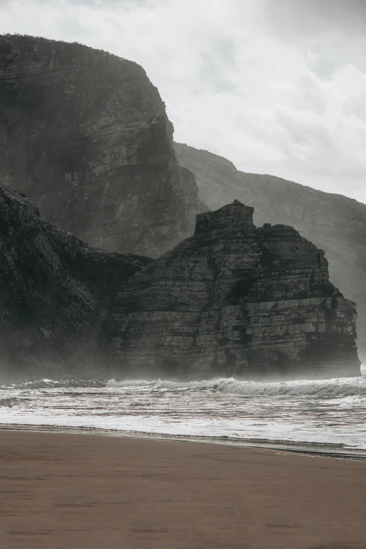 an image of some water that is on the beach