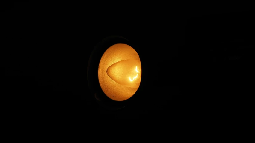 an image of a street light in the dark