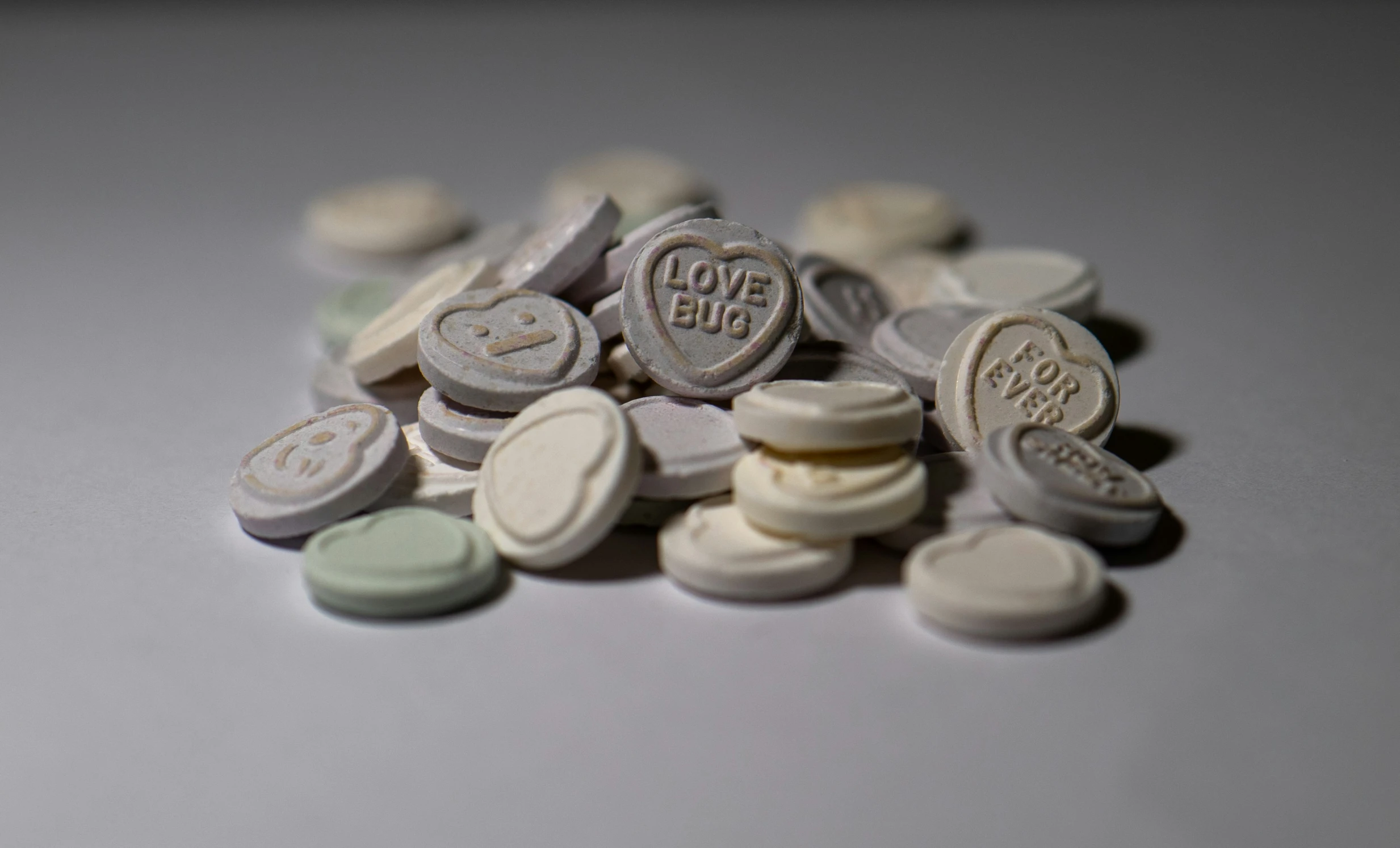 some pills are sitting on top of a table