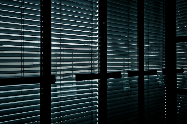 a room with several blinds in it that have windows covered with black light