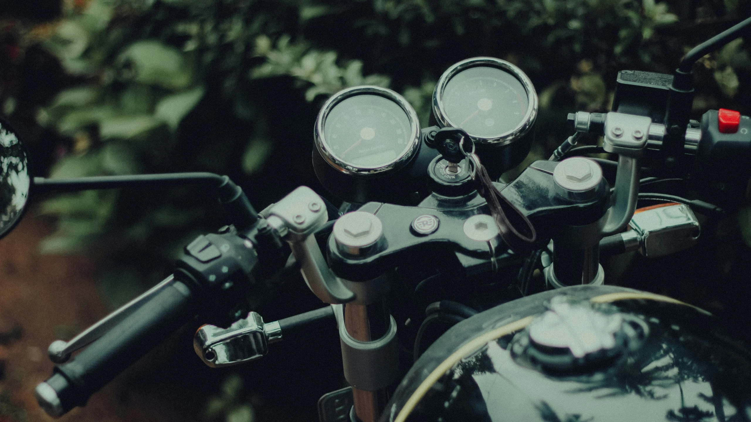 the handle bars and mirrors of a motorcycle