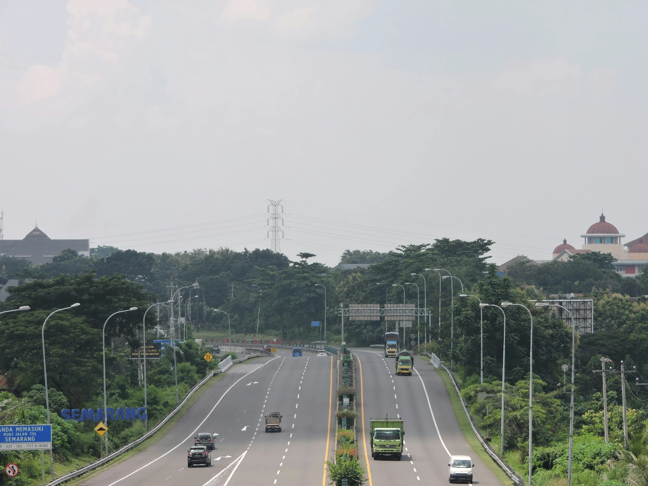 there is traffic that can be seen from both sides of this bridge