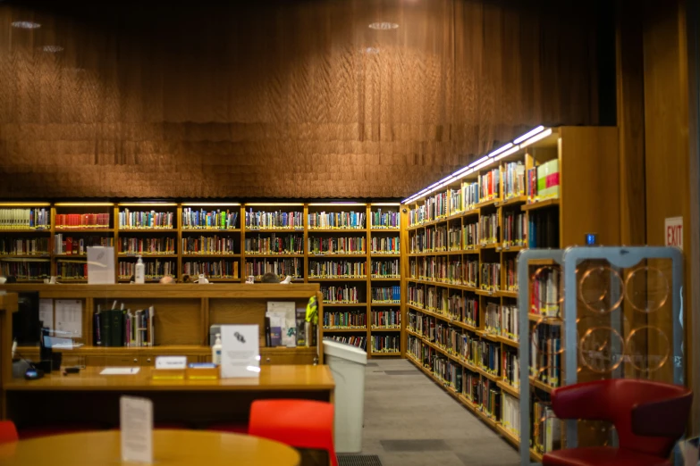 a liry filled with lots of books and chairs