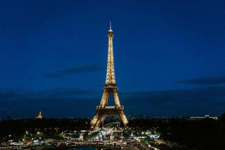 the eiffel tower lit up at night