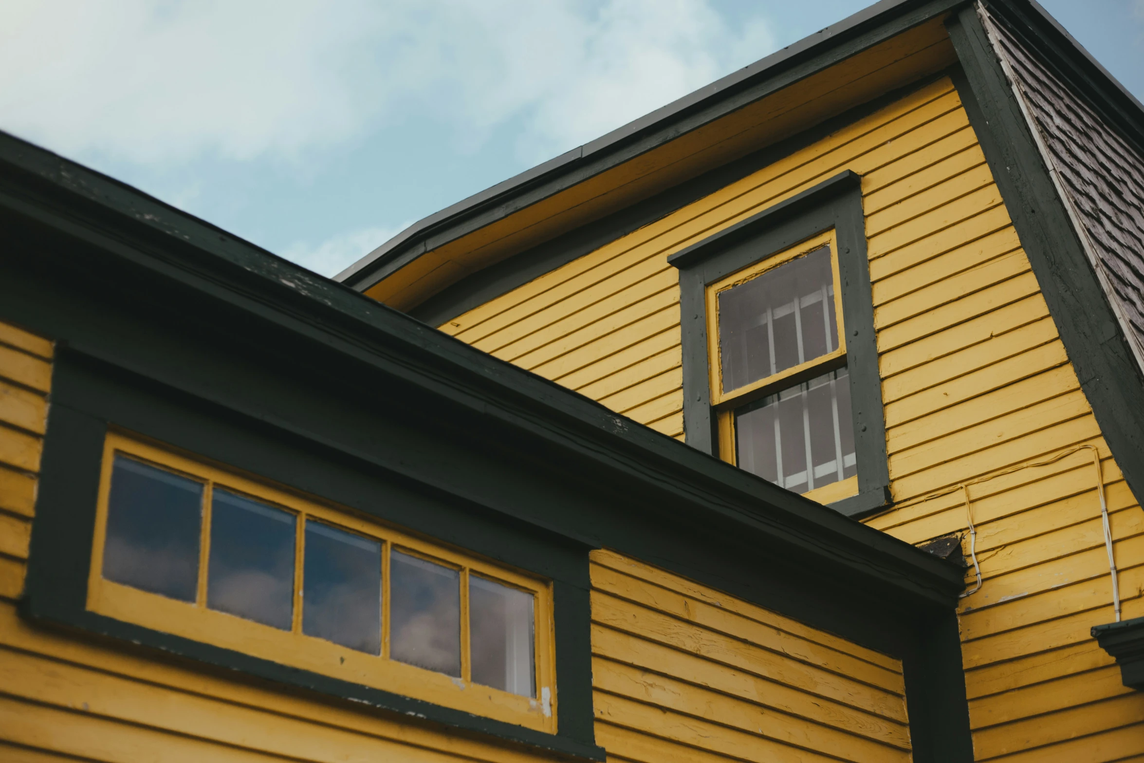 a picture of a yellow house and a clock