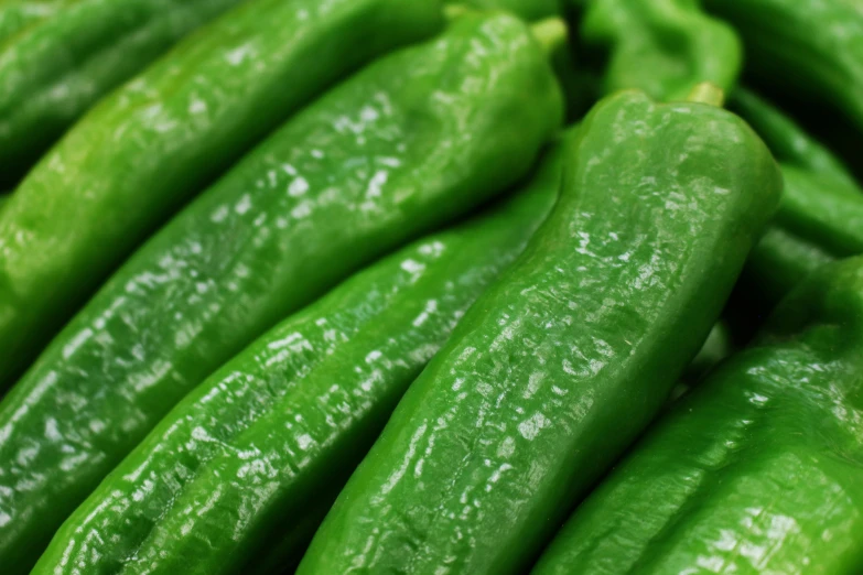 a pile of green beans for sale in a market