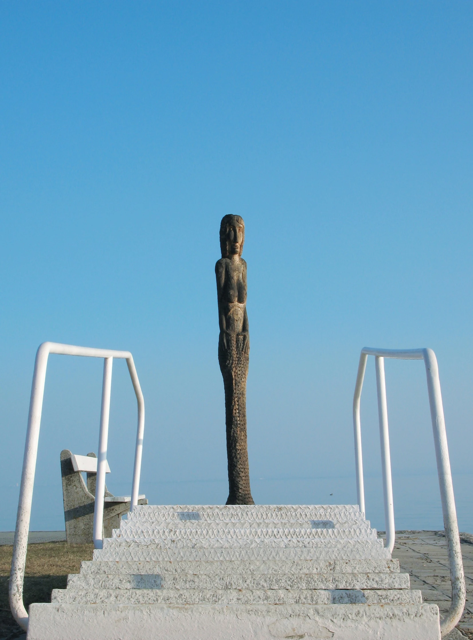 a statue is in the middle of a flight of stairs