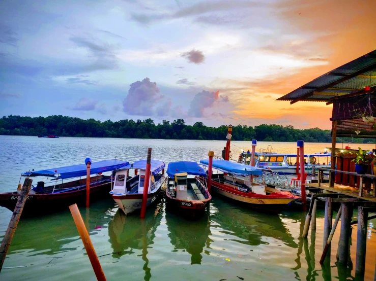 a group of boats sitting at the docks next to each other