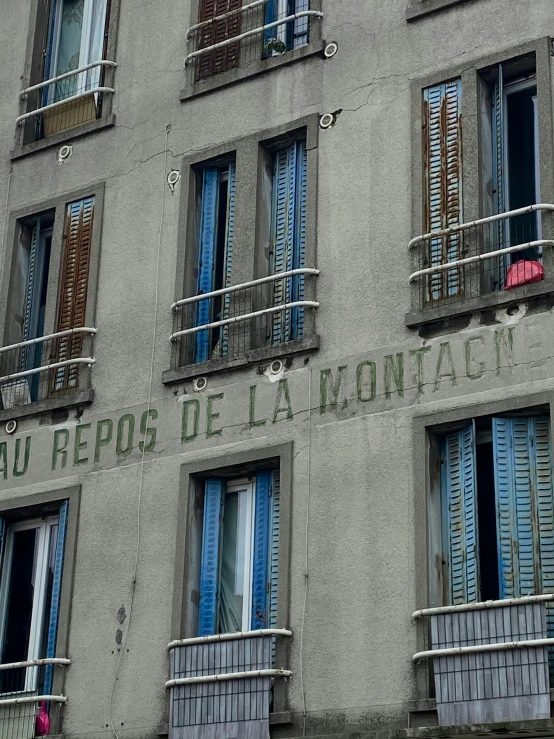 the front side of a building that says la repos de la monte