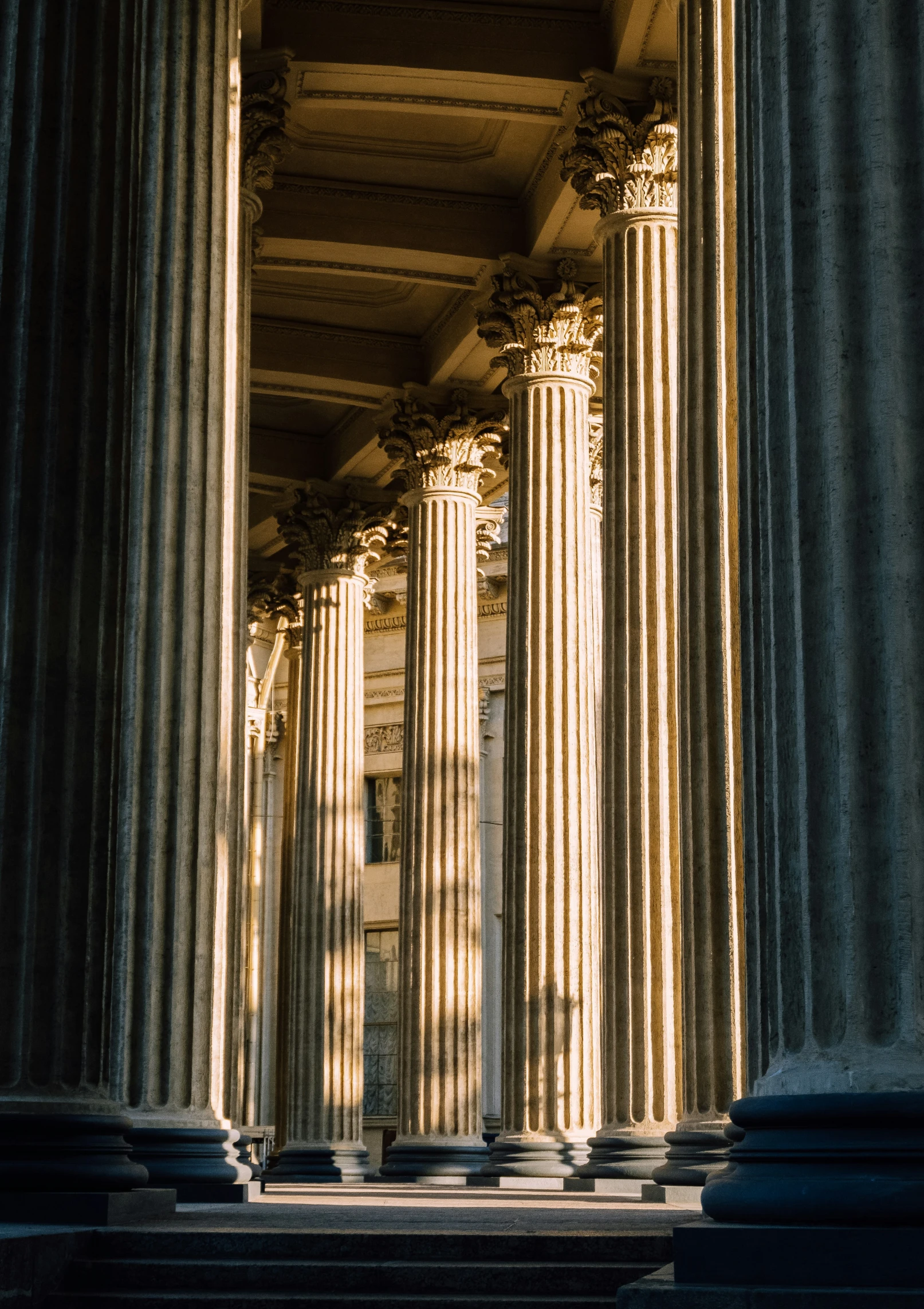 multiple columns are lined up in front of a building