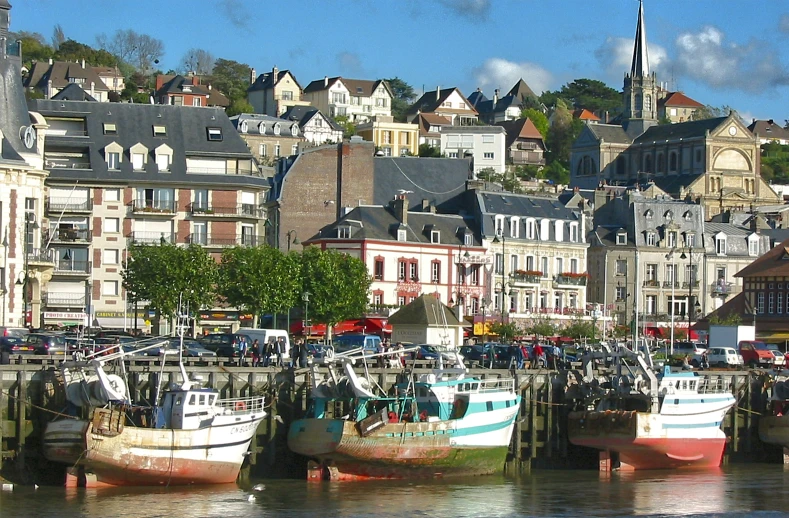 a bunch of boats that are parked on the water