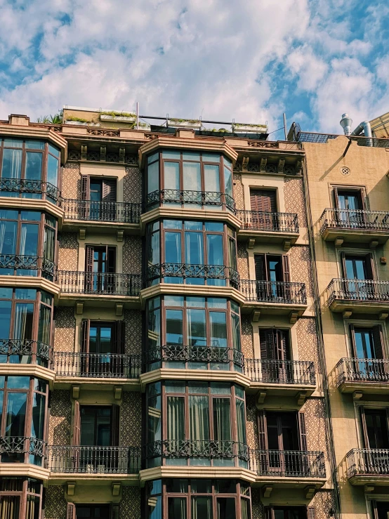 an image of some very tall buildings with balconies