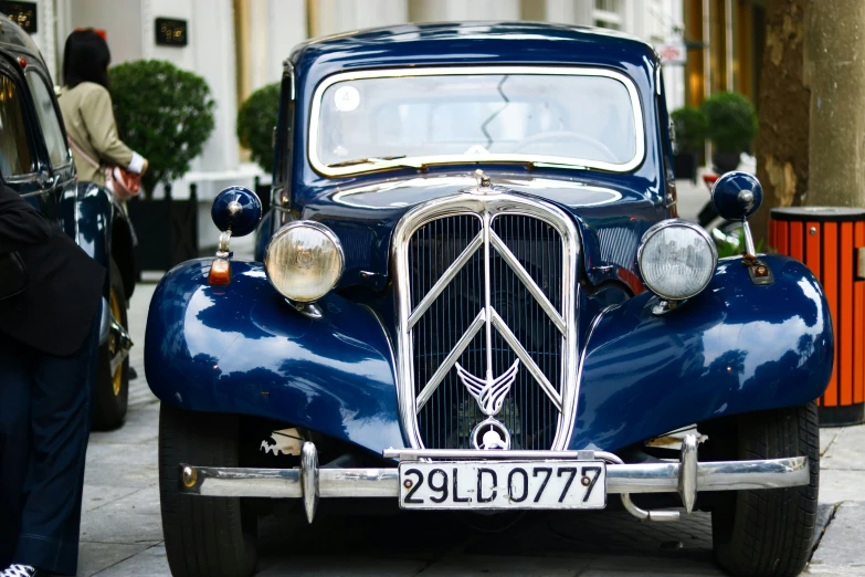 the front end of an old fashioned car