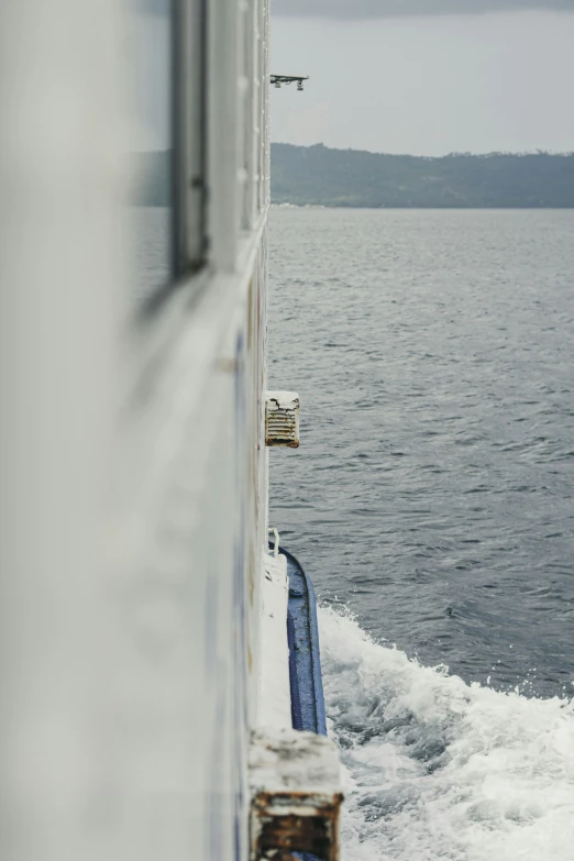 there is water coming behind the boat in the ocean