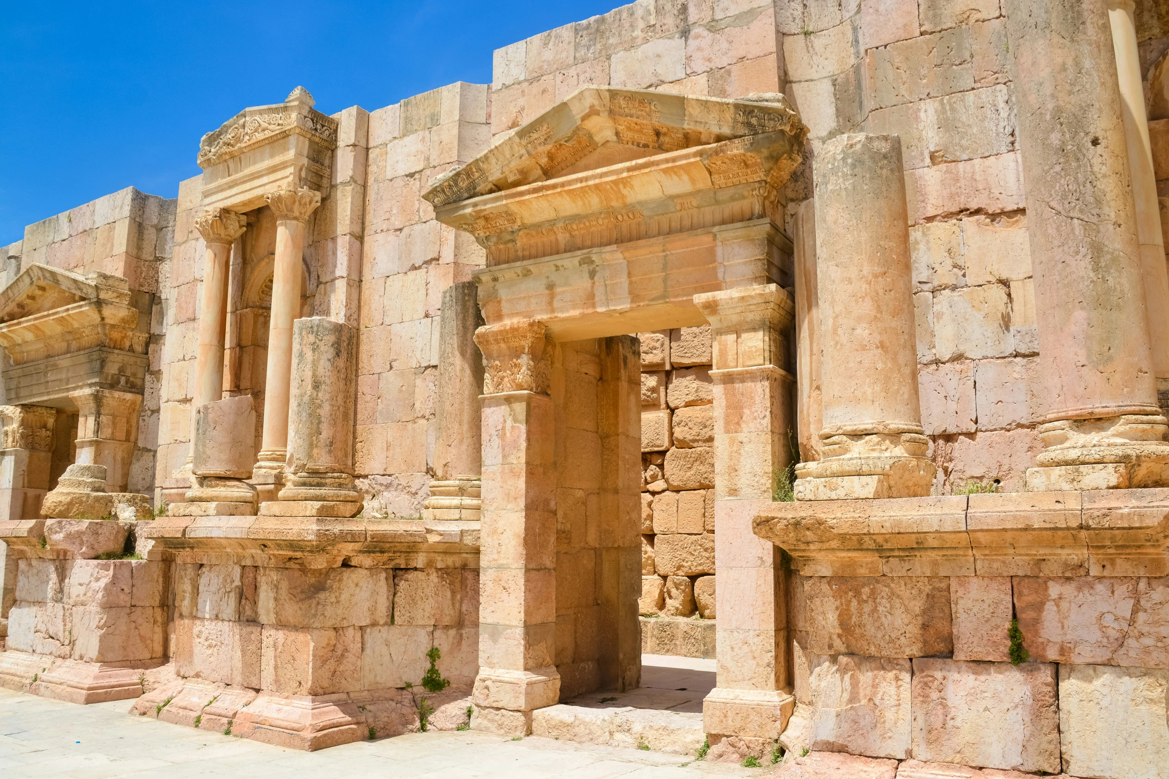 a tall building with many columns and doorways